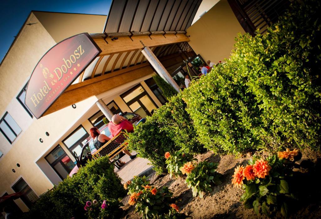 Hotel Dobosz Police Exteriér fotografie