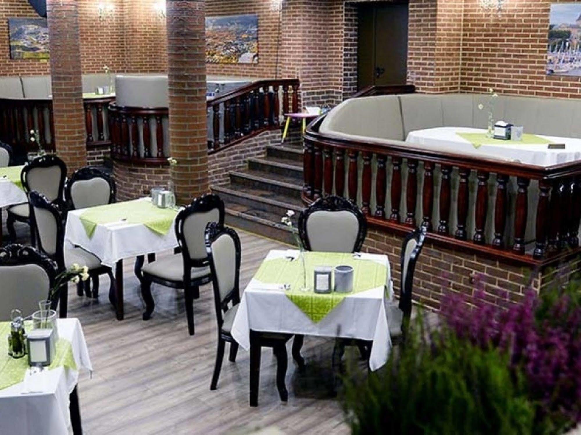 Hotel Dobosz Police Exteriér fotografie